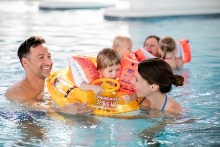 Familie im Kindererlebnisbereich in der Parktherme Bad Radkersburg (c) Harald Eisenberger Familie im Kindererlebnisbereich in der Parktherme Bad Radkersburg (c) Harald Eisenberger