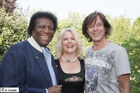 Dir. Claudia Wendner mit Roberto Blanco iund Jürgen Drews m Vitalhotel