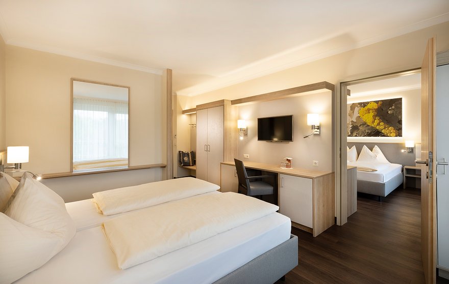 Zimmer Bravo x 2 mit Verbindungstür im Vitalhotel der Parktherme Zimmer Bravo x 2 mit Verbindungstür im Vitalhotel der Parktherme