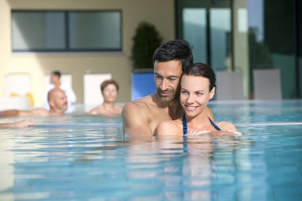 Eintauchen ins wohltuende Thermalwasser Eintauchen ins wohltuende Thermalwasser