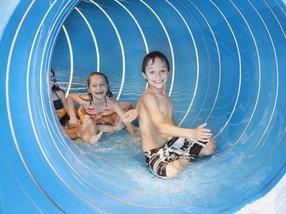 Kinder in der Rutsche in der Parktherme Bad Radkersburg (c) Harald Eisenberger Kinder in der Rutsche in der Parktherme Bad Radkersburg (c) Harald Eisenberger