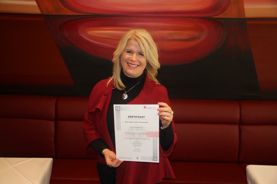 Direktorin Claudia Wendner mit der Auszeichnung