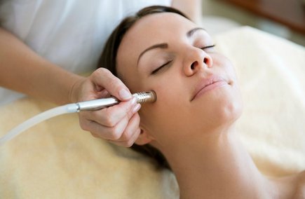 Diamantdermabrasion im Wellnessbereich Diamantdermabrasion im Wellnessbereich