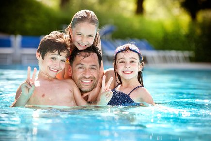 Familie in der Parktherme Bad Radkersburg (c) Harald Eisenberger Familie in der Parktherme Bad Radkersburg (c) Harald Eisenberger