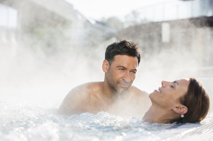 Eintauchen ins Thermalwasser Eintauchen ins Thermalwasser