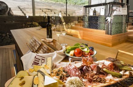 Steirische Jause in einem Buschenschank (c) pixelmaker.at, TVB Region Bad Radkersburg Steirische Jause in einem Buschenschank (c) pixelmaker.at, TVB Region Bad Radkersburg