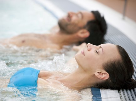 Regeneration im warmen Thermalwasser Regeneration im warmen Thermalwasser