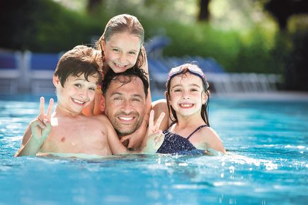 Familie in der Parktherme Bad Radkersburg (c) Harald Eisenberger Familie in der Parktherme Bad Radkersburg (c) Harald Eisenberger